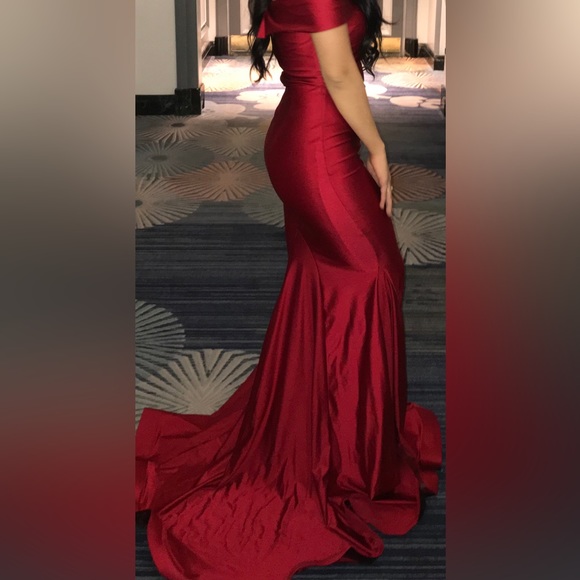 Red Evening/ Prom Gown - Picture 2 of 2